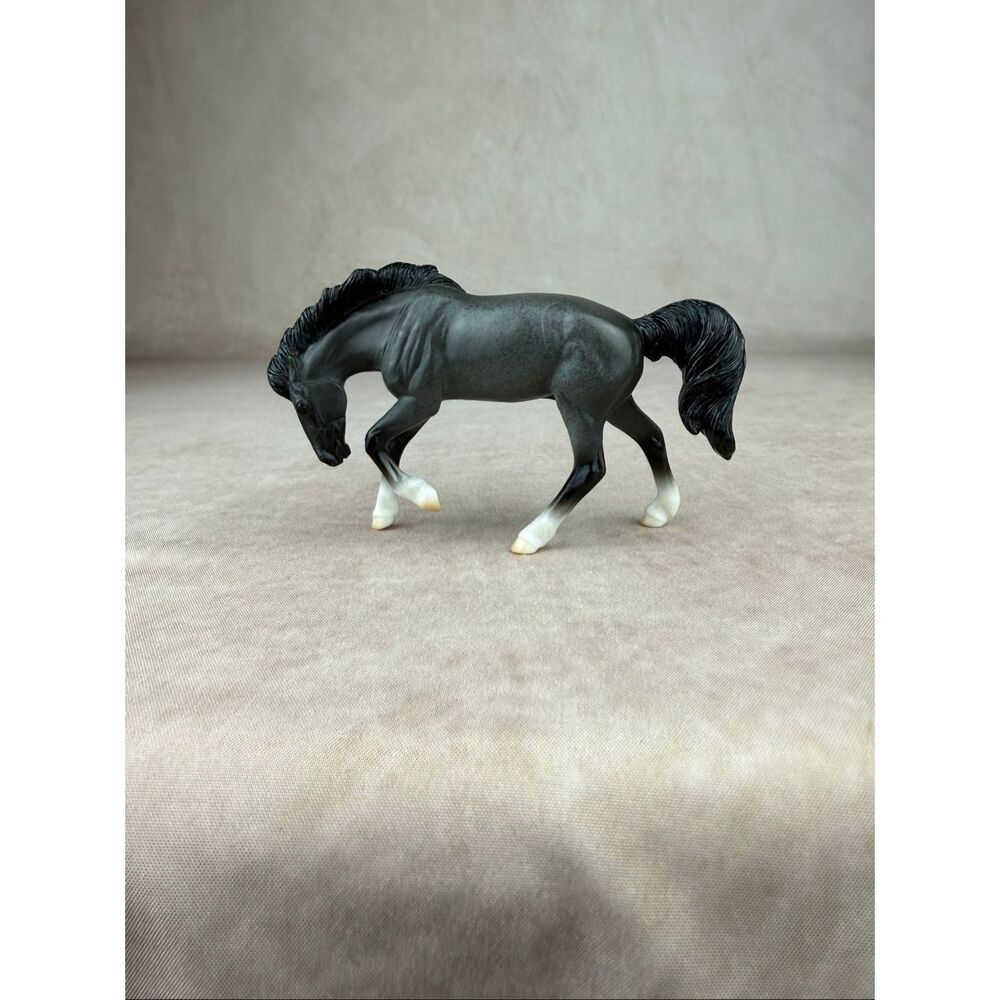 Breyer Stablemate Rivet Grey Blue Roan #5887 -Mystery Foal Surprise Family READ